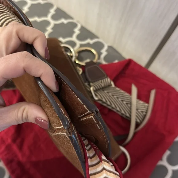 Carolina Herrera Castañuela Brown Logo Crossbody Reversible Bag - Picture 12 of 16